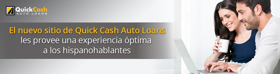 Imagen de una pareja navegando el nuevo sitio web de Quick Cash Auto Loans en si idioma nativa, Espaol
