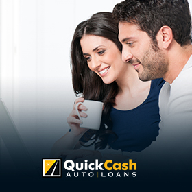 Imagen de una pareja navegando el nuevo sitio web de Quick Cash Auto Loans en Español